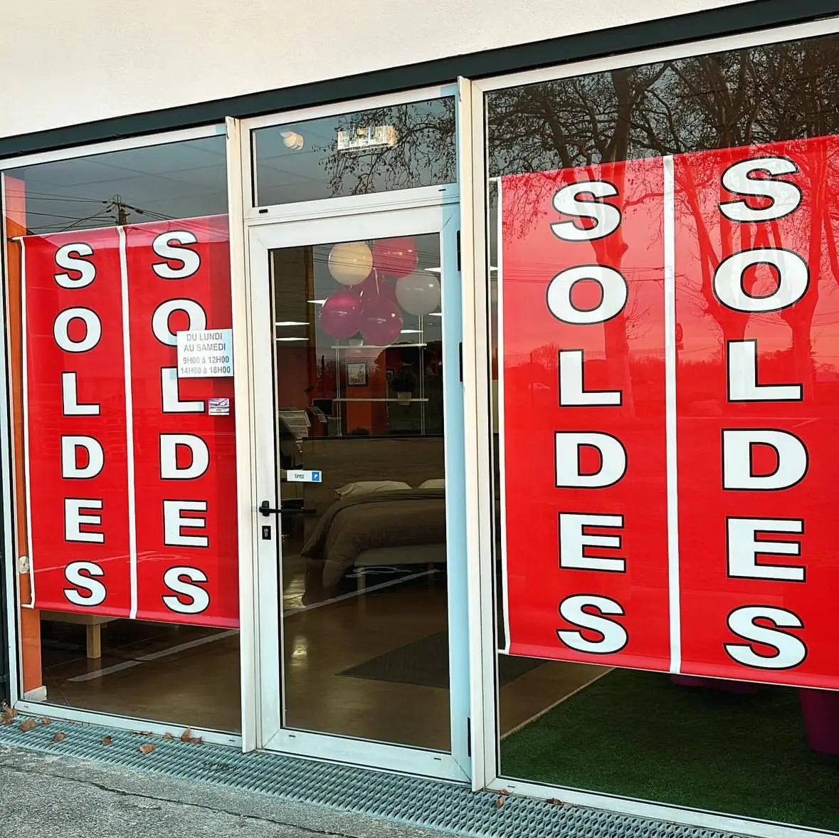 Vitrine du magasin Ox-Literie à L’Union avec affichage des soldes literie